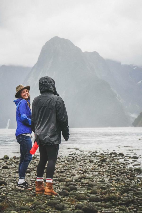 Хостел Lone Moose Backpackers Те-Анау Экстерьер фото