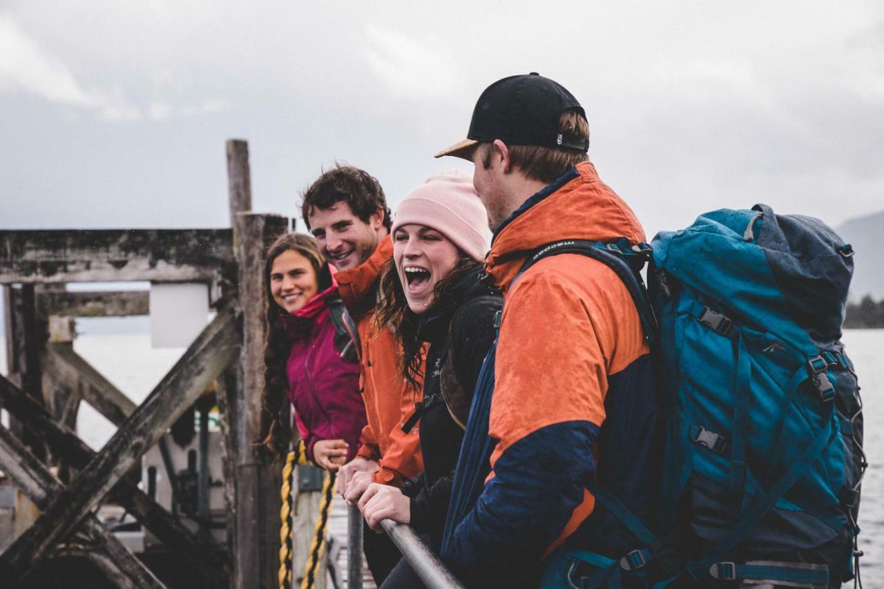 Хостел Lone Moose Backpackers Те-Анау Экстерьер фото